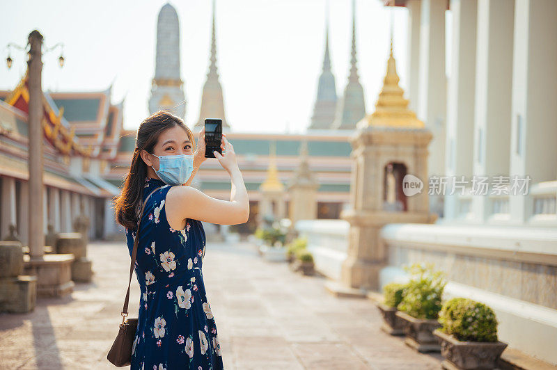 千禧一代和Z世代微笑泰国亚洲照片在Wat Pho和Wat arun寺庙在曼谷，泰国享受丰富的历史著名的地方。